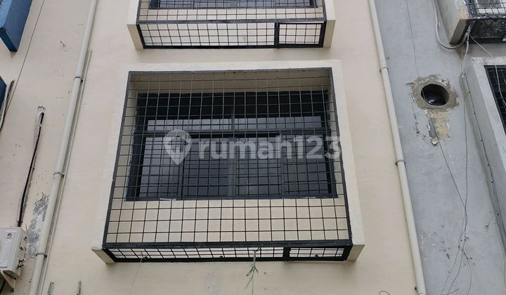 4-Story Shop House Renovated Neatly, Wide Parking Can Accommodate Large Trucks, Located in Pangeran Jayakarta Shop House Complex 4-Story Shop House Renovated Neatly, Wide Parking Can Accommodate Large Trucks, Located in Pangeran Jayakarta Shop House Complex