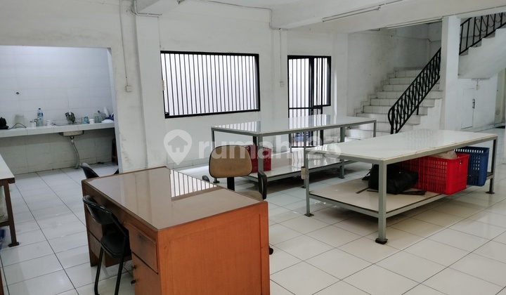 Rumah 2.5 Lantai 11.5X44.5 Ada Kantor dan Gudang Cocok untuk Konveksi, Kantor, Gudang Terletak di Kerajinan Krukut Dekat Gajah Mada 2
