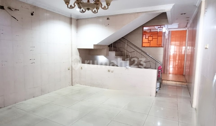 Ruko 3.5 Lantai Rapi Cocok untuk Kantor, Live, Tempat Tinggal Terletak di Komplek Permata Kota Angke Jakarta Barat