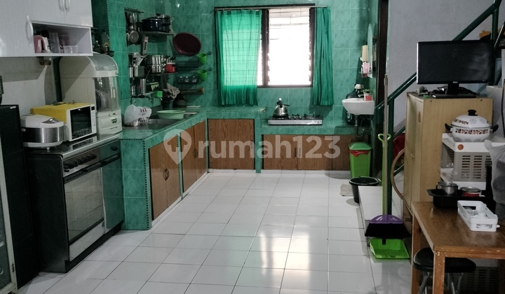 Strategic Shop House Suitable for Business, Residence, Office, Warehouse, Container Access Located on Main Road Jelambar