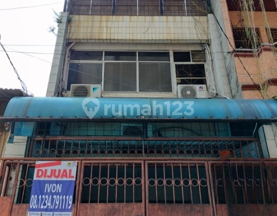 Affordable 3-Story House with SHM, Strategically Located in Pekapuran Jembatan Lima