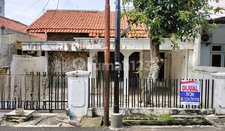 Old House, Land Calculated, Already SHM, Strategic Location Located in Palapa Kedoya, Behind Sunrise Garden, West Jakarta.
