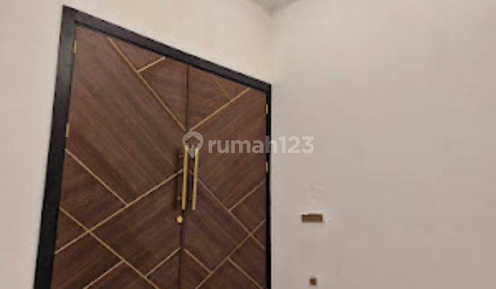 Rumah Mewah Brand New Bentuk Ngantong Ada Multi Function Room Lokasi Strategis Di Jalan Besar Tomang 2