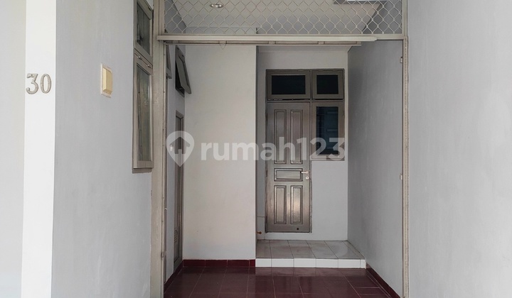 Rumah Rapi Sudah Direnovasi Total Kamar Banyak Sudah Shm Terletak Di Perumahan Tomang Yang Tenang 2