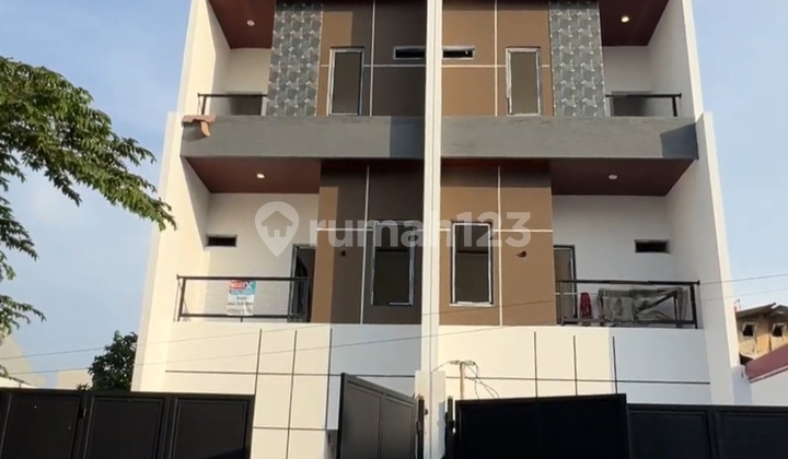 Rumah Brand New 3 Lantai Sudah SHM Bebas Banjir Terletak di Meruya Jakarta Barat Rumah Brand New 3 Lantai Sudah SHM Bebas Banjir Terletak di Meruya Jakarta Barat