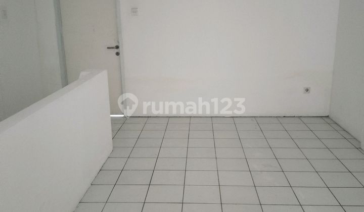 Strategic Shop House Suitable for Business, Office, Already Has SHM, Spacious Parking, Located in a Shop House Complex Facing Srengseng Main Road. 2