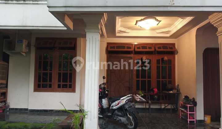 DISEWAKAN rumah 2 lantai siap huni dekat Jalan Ir Soekarno, Solo Baru.
 2