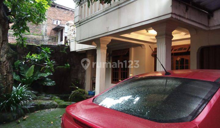 DISEWAKAN rumah 2 lantai siap huni dekat Jalan Ir Soekarno, Solo Baru.
 3