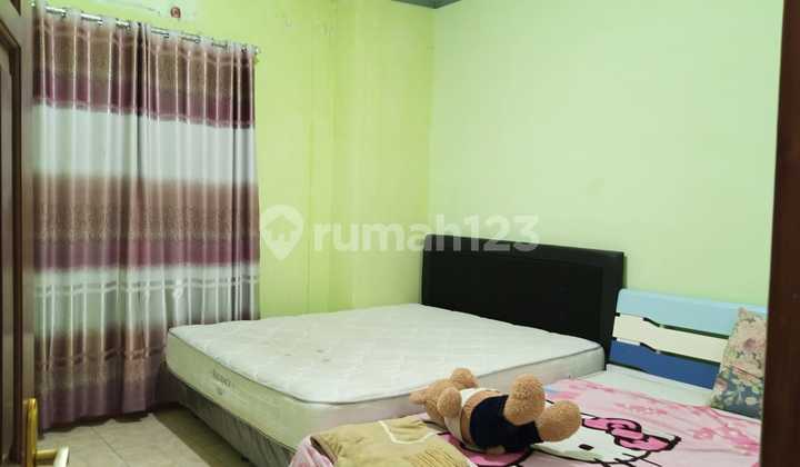 DISEWAKAN rumah 2 lantai siap huni dekat Jalan Ir Soekarno, Solo Baru.
 4