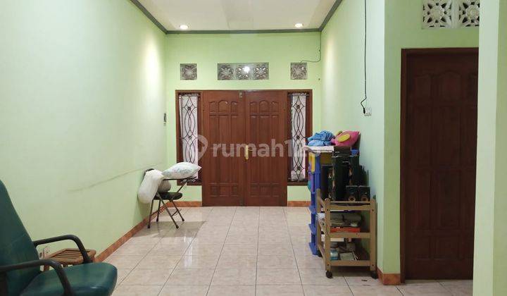DISEWAKAN rumah 2 lantai siap huni dekat Jalan Ir Soekarno, Solo Baru.
 5