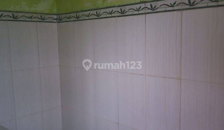 DISEWAKAN rumah 2 lantai siap huni dekat Jalan Ir Soekarno, Solo Baru.
 7