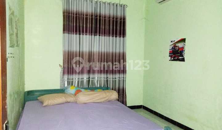 DISEWAKAN rumah 2 lantai siap huni dekat Jalan Ir Soekarno, Solo Baru.
 9