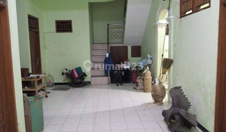 DISEWAKAN rumah 2 lantai siap huni dekat Jalan Ir Soekarno, Solo Baru.
 11