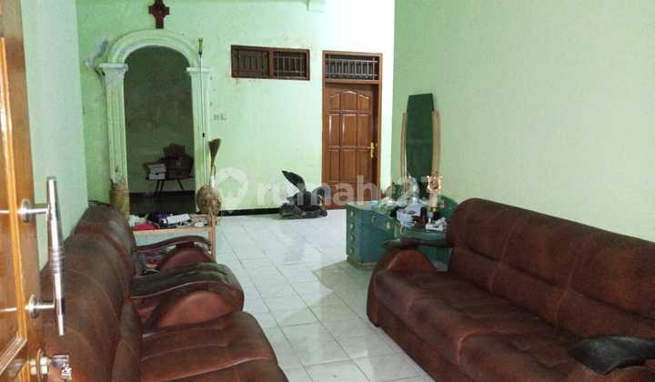 DISEWAKAN rumah 2 lantai siap huni dekat Jalan Ir Soekarno, Solo Baru.
 14