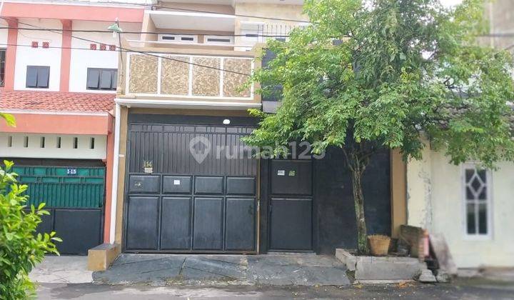 DISEWAKAN rumah 2,5 lantai siap huni di perumahan favorit dekat Solo Baru. 
 1