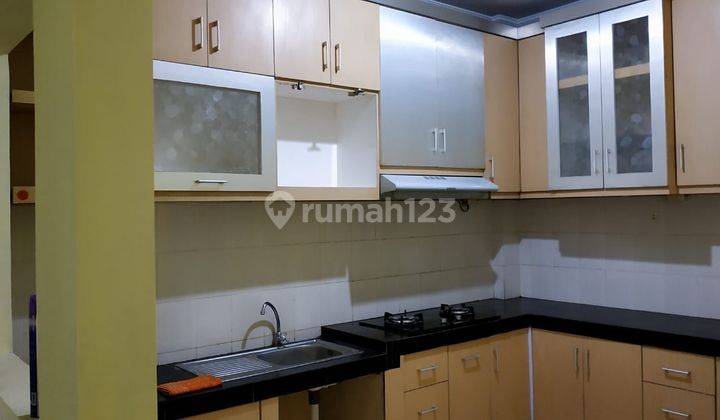 DISEWAKAN rumah 2,5 lantai siap huni di perumahan favorit dekat Solo Baru. 
 5