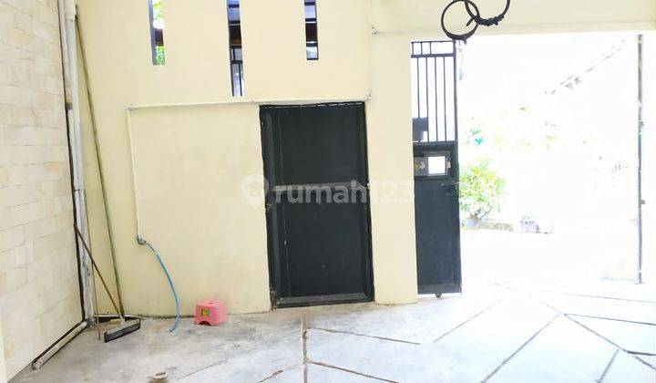 DISEWAKAN rumah 2,5 lantai siap huni di perumahan favorit dekat Solo Baru. 
 6