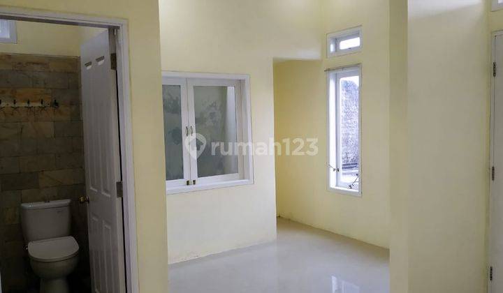 DISEWAKAN rumah 2,5 lantai siap huni di perumahan favorit dekat Solo Baru. 
 8