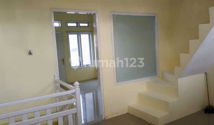 DISEWAKAN rumah 2,5 lantai siap huni di perumahan favorit dekat Solo Baru. 
 9