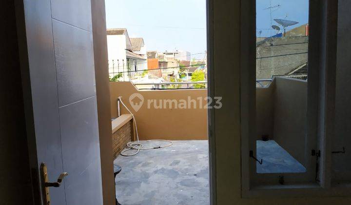 DISEWAKAN rumah 2,5 lantai siap huni di perumahan favorit dekat Solo Baru. 
 10