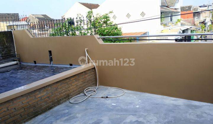 DISEWAKAN rumah 2,5 lantai siap huni di perumahan favorit dekat Solo Baru. 
 12