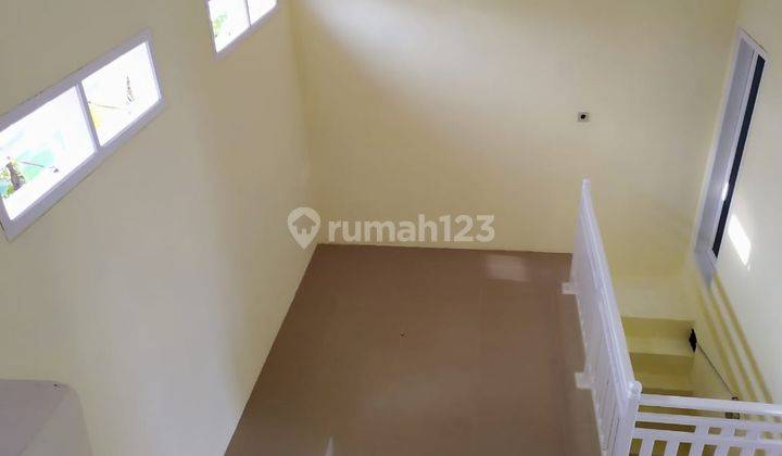 DISEWAKAN rumah 2,5 lantai siap huni di perumahan favorit dekat Solo Baru. 
 14