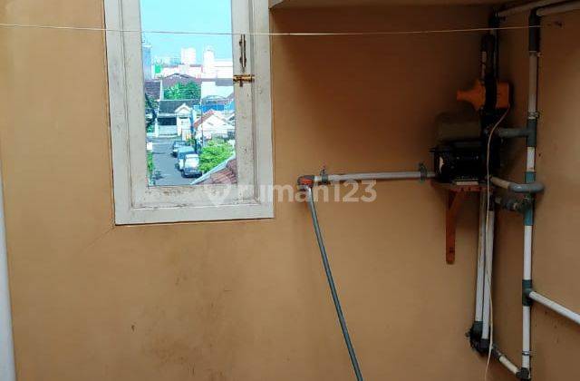 DISEWAKAN rumah 2,5 lantai siap huni di perumahan favorit dekat Solo Baru. 
 16