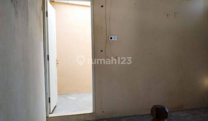 DISEWAKAN rumah 2,5 lantai siap huni di perumahan favorit dekat Solo Baru. 
 23