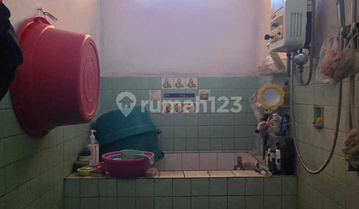 Golden Opportunity for Investment: Super 2-Story House & Shop in the Strategic Slamet Riyadi Area 2