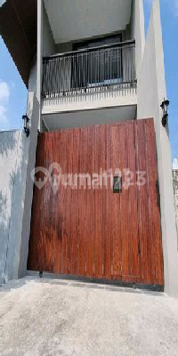 Luxurious 2-Story Hook House – 1 Minute to Pakuwon Mall! Luxurious 2-Story Hook House – 1 Minute to Pakuwon Mall!