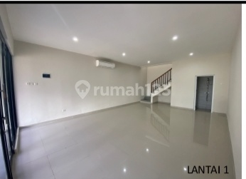 Shop house for business, 2 floors, nice, furnished, spacious parking for 4 cars in South Jakarta. 2