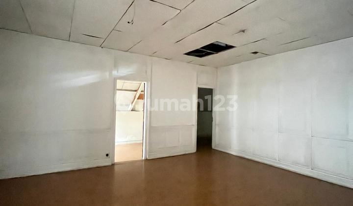 Disewakan Rumah 2 Lt Parkir Luas Cocok Hunian di Menteng 2