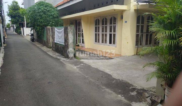 Bawah Pasaran Rumah Dekat Area Perkantoran Cocok Kostan Luas 268m2 Parkiran 3 Mobil di Tebet 2