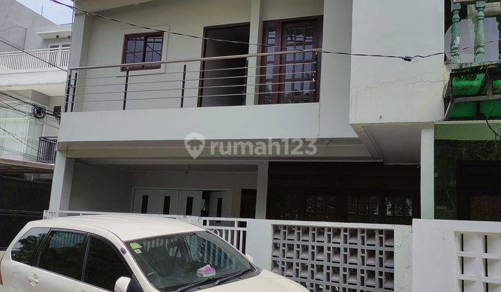 Disewakan Rumah 3lt. Luas 250m2 Depan Taman Ada Rooftop di Tebet 2