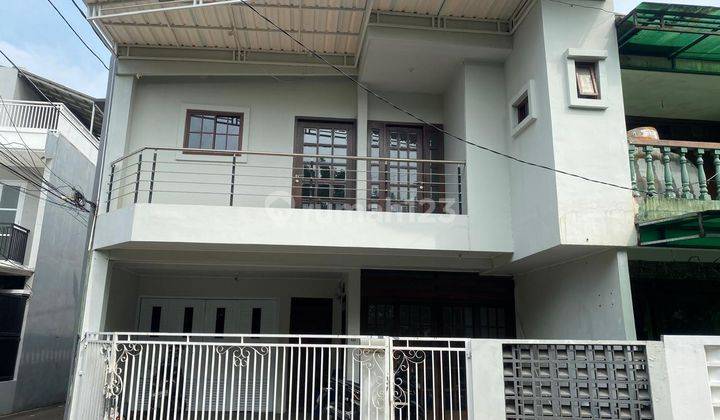 Disewakan Rumah 3lt. Luas 250m2 Depan Taman Ada Rooftop di Tebet 1