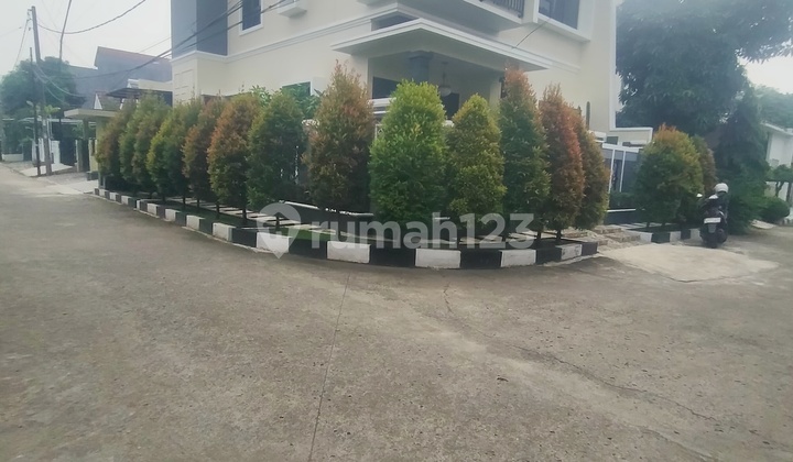 Jual cepat rumah 2lt hook mewah full furnished dan bagus luas 200m2 di jatiwaringin