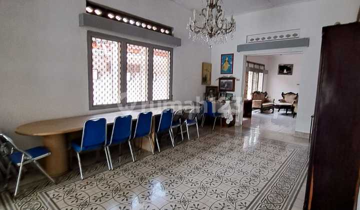 Selling below market price, 2-story house, area 947m2 in Menteng, previously offered to the president's child.