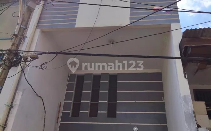 Jual butuh rumah 3lt sudah furnished di pinggir jalan akses jalan 2 mobil di Pademangan jakut