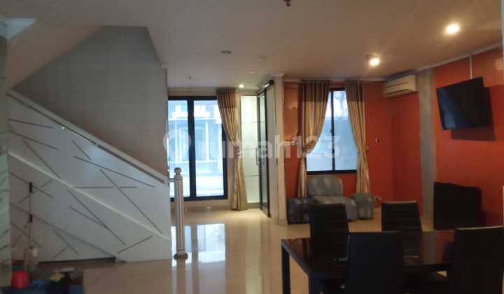 Turun harga!! Disewa rumah mewah diatas mall Thamrin city  ada kolam renang dekat menteng 2