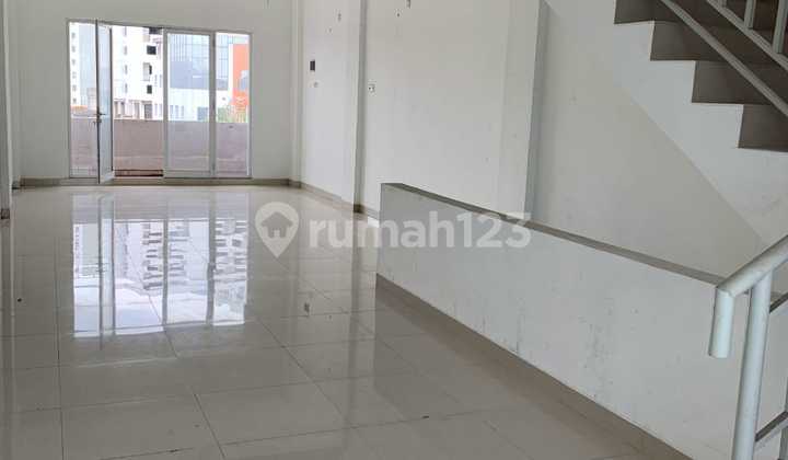 For rent: 2-story shop house, 500m2 area, roadside Ciputat Tangerang