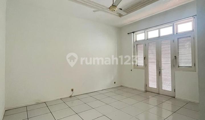 Dibawah pasaran! Rumah 2lt luas 1200m2 ada kolam renang di menteng