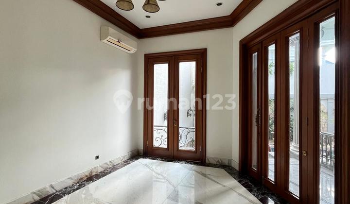 Disewakan Rumah 3Lt Luas 1200M2 Ada Basement Kolam Renang Parkiran Luas di Menteng 2