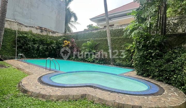 Dibawah pasaran! Rumah 2lt luas 1200m2 ada kolam renang di menteng 2
