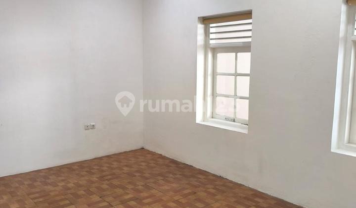 For Rent: New and Well-Maintained House on Menteng Street Side 2