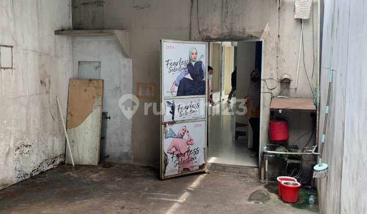 Quick sale. 4-story shophouse, 500m2 area, roadside in Ciputat, Tangerang. 2