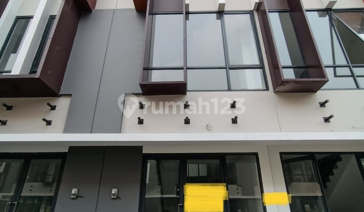 Busy Traffic! 3-Story Ruko for Rent in BSD Campton near Atmajaya Busy Traffic! 3-Story Ruko for Rent in BSD Campton near Atmajaya
