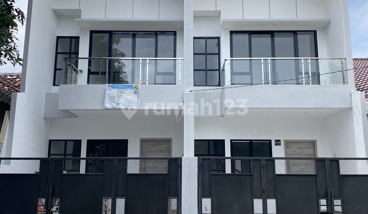 Rumah Cantik Brand New 2 Lantai SHM di Villa Melati Mas