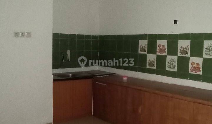 Rumah 3 lantai di daerah strategis 6
