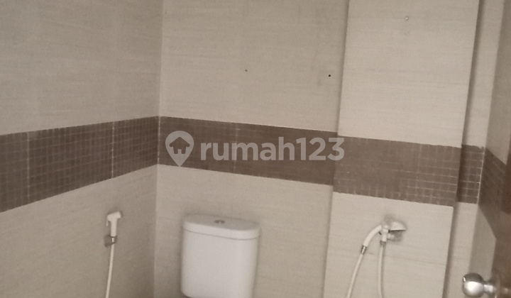 Rumah 3 lantai di daerah strategis 7