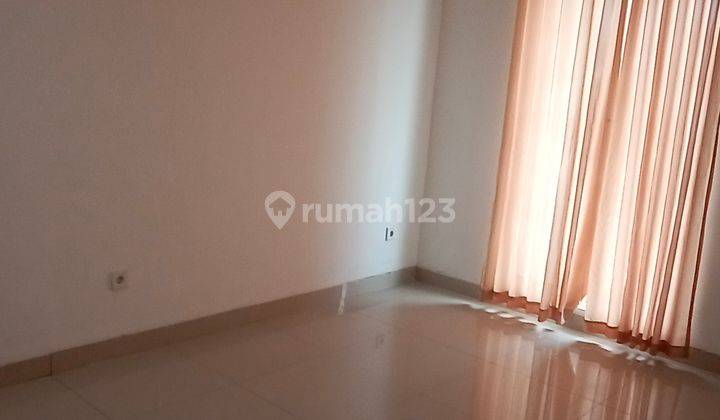 Rumah 3 lantai di daerah strategis 8
